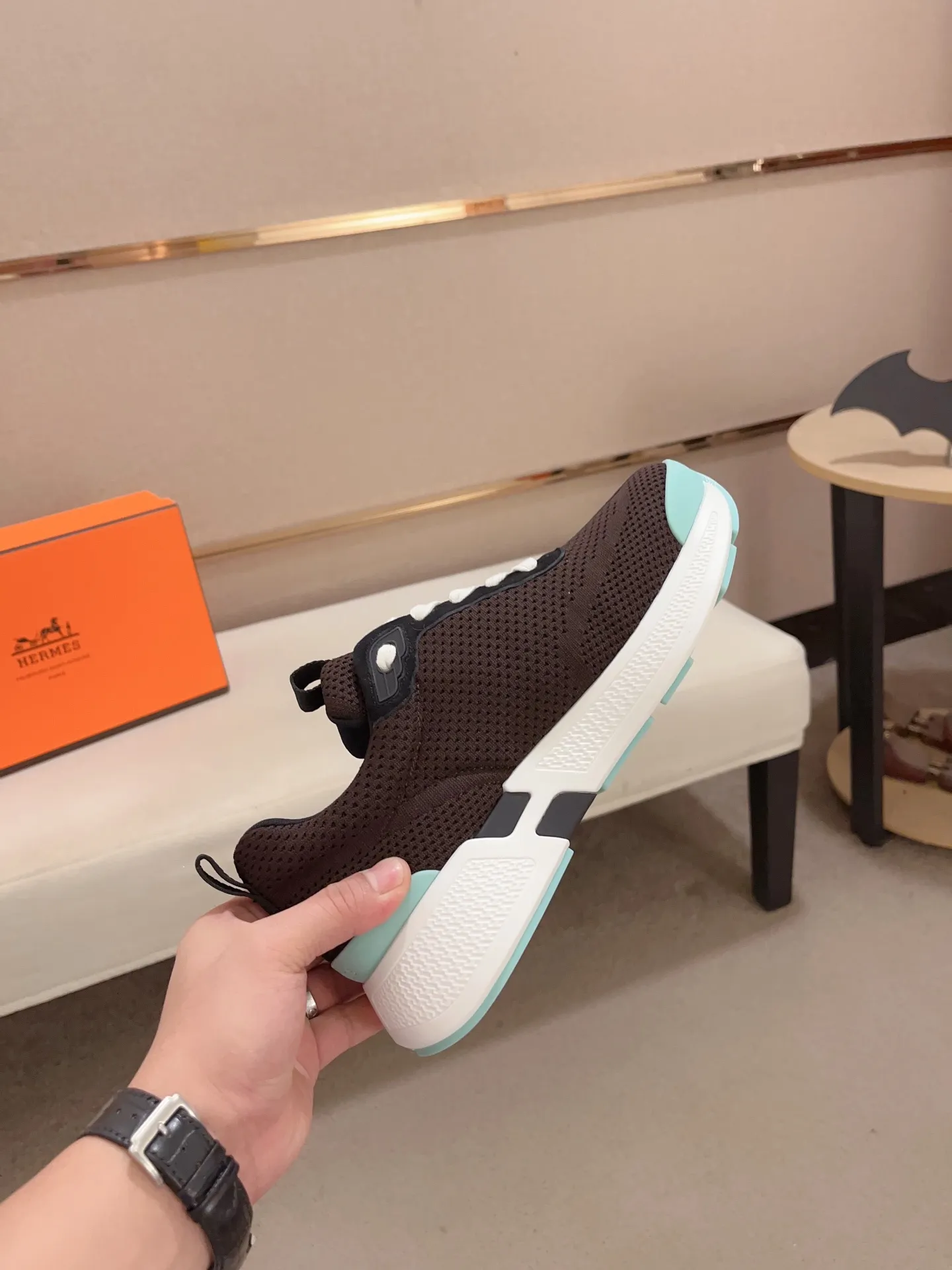 Factory price: 540💰《HERMES》【Classic original single version】Hermès; top 🔝purchasing agent🔍🔍men's latest 🇺🇸 counter sales simultaneously, original imported from Italy ▲▲silk cowhide with breathable fabric ▲▲ (high-end ·Exquisite·Grade) Exquisite workmanship (Italian 🇮🇹Imported water-dyed 🐂cowhide lining) Sole: Original sole provided by the original factory, ⚠️Exclusive double-layer activity·TPR·Rubber·Combined molded outsole; Super·comfortable·wear-resistant·non-slip·environmental protection The real thing is more beautiful if you take the real thing (high quality, follow the order), you can enter and exit the counter at will * Number of yards: 38·39·40·41·42·43·44# (can be customized 45.)